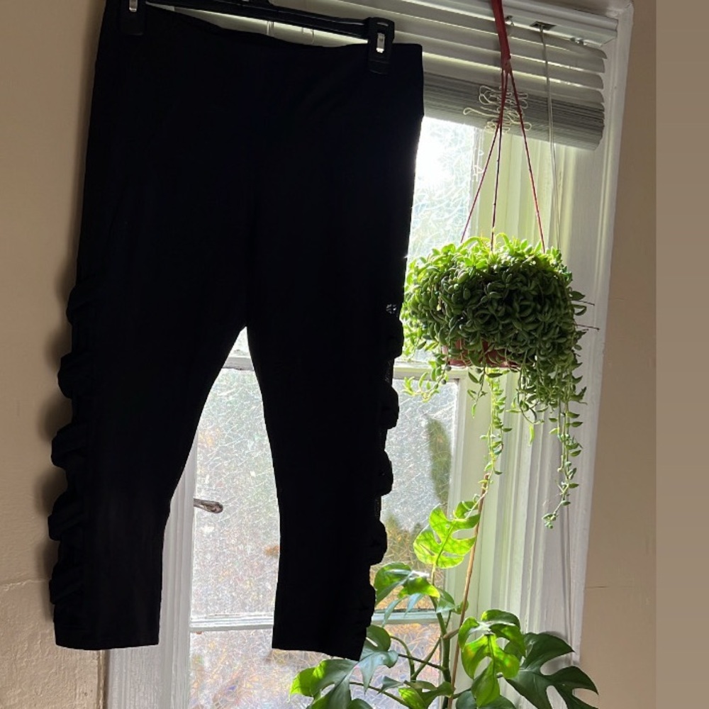 Betsey Johnson Crop, side design leggings; Size Lg